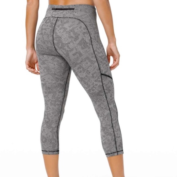 SeaWheeze Lululemon Speed Up Crop 21" - Size 6 - Like new - Picture 5 of 13